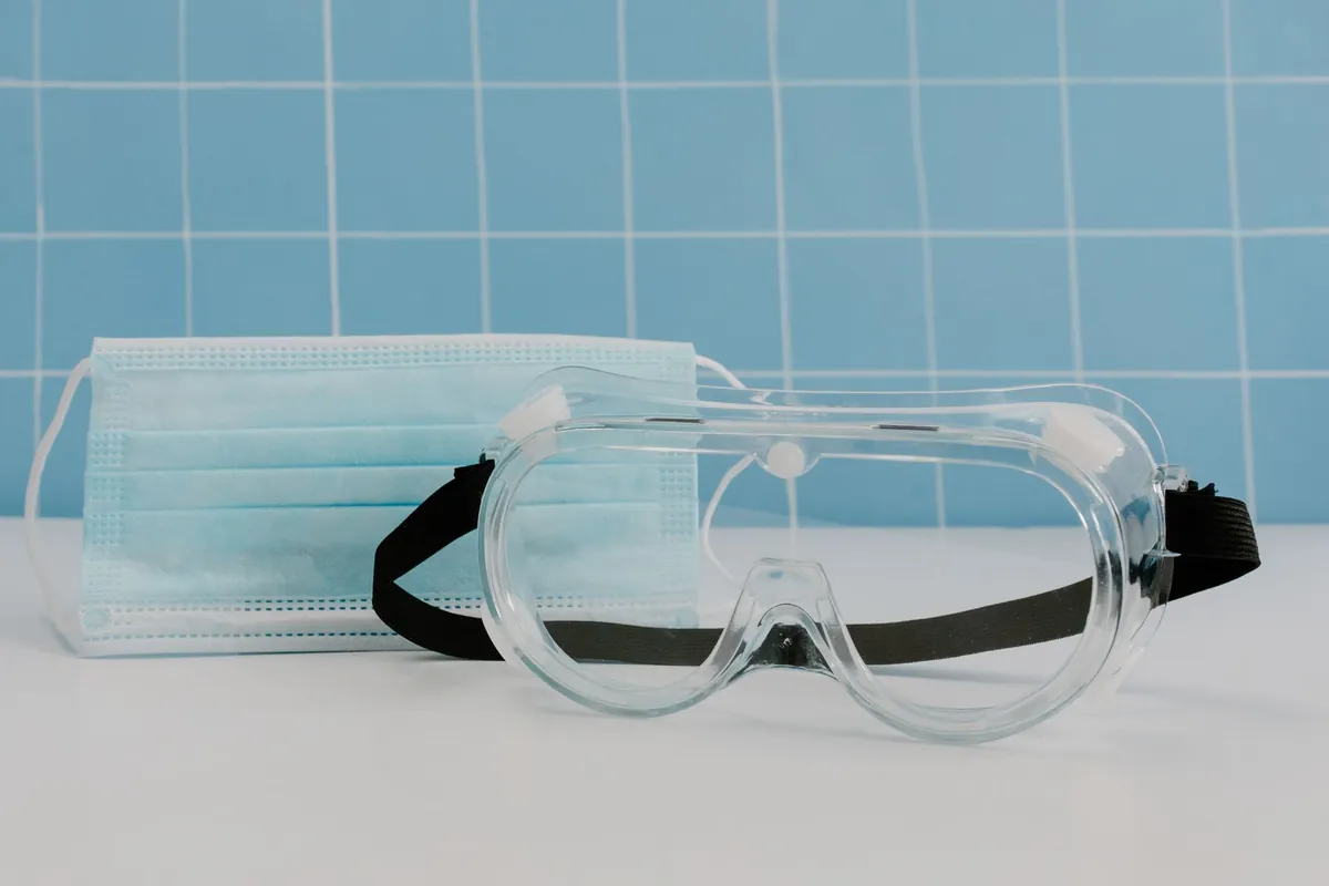 Masque et lunettes de protection préparés avant l'habillage en salle blanche